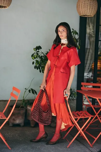 Capa del diseñador mexicano José Sánchez. Vestido, bolsa y joyería: Bimba & Lola. Zapatos: Miu Miu. Foto: Angie Pineda