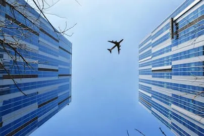 Restricciones al tráfico aéreo en EU continuarán por un tiempo pese a reapertura federal