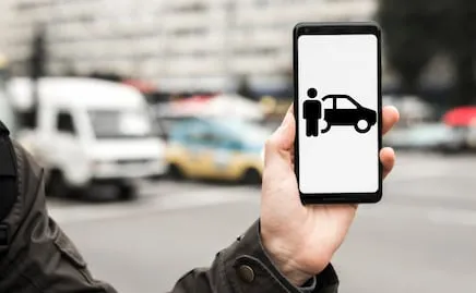 ¿Por qué los precios en apps de transporte privado cambian según el momento del día?