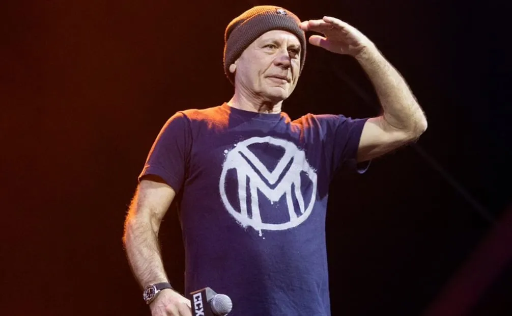 Bruce Dickinson, vocalista de Iron Maiden, critica el uso de celulares en los conciertos durante la CCXP México 2026