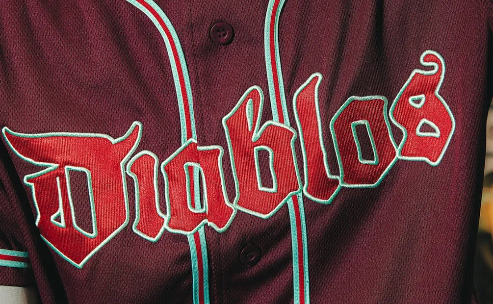 Jersey alternativa en tono borgoña. Foto: Cortesía New Era