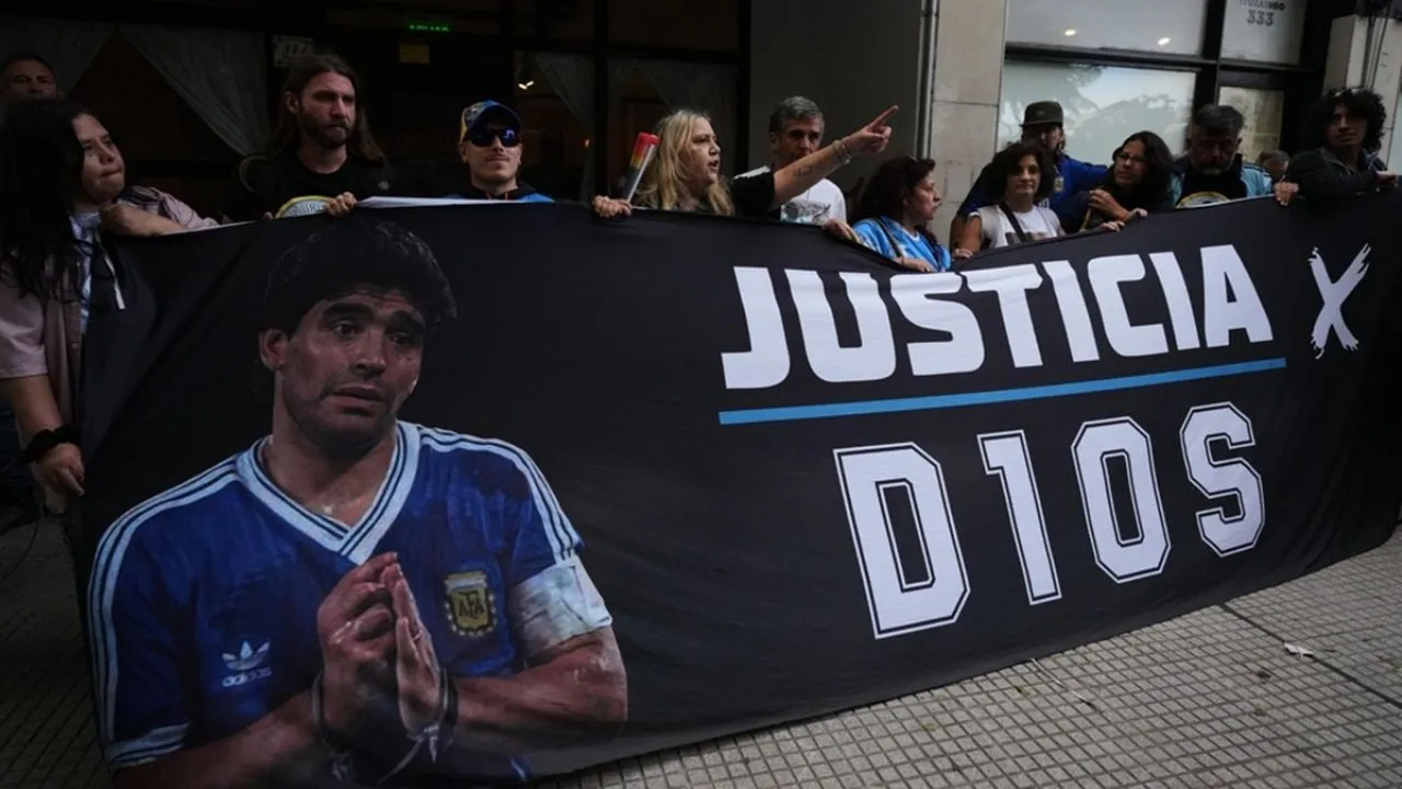 El médico Leopoldo Luque, principal acusado en la muerte de Diego Maradona, reitera su inocencia: “Lo amaba, era mi ídolo”