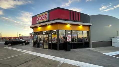 Despidos en Spin, por estrategia de crecimiento de Oxxo: Femsa; retrasará su solicitud de licencia bancaria