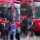 Insólita escena en CDMX: futbolistas del Atlético La Paz empujan un Metrobús
