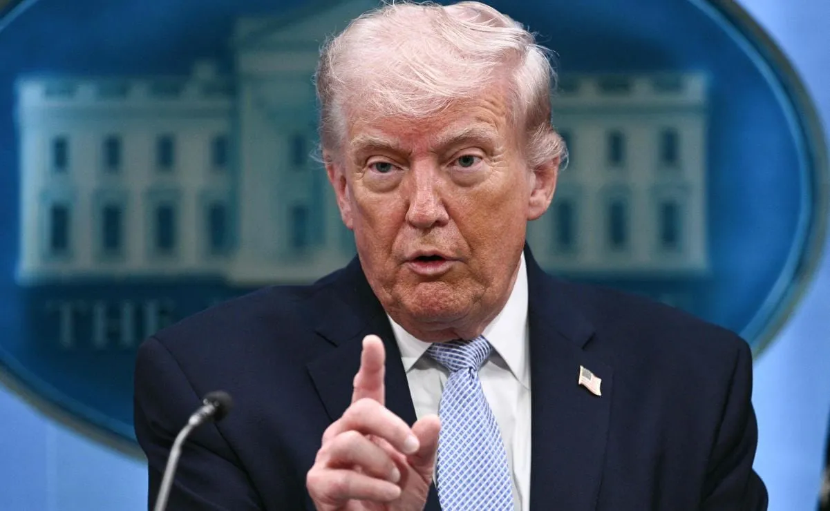 Irán no puede "chantajear" a EU con amenazas sobre el estrecho de Ormuz: Trump; "estamos hablando con ellos", dice
