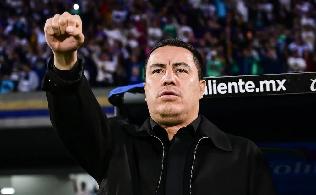 Efraín Juárez entona el Himno de los Pumas. FOTO: IMAGO7