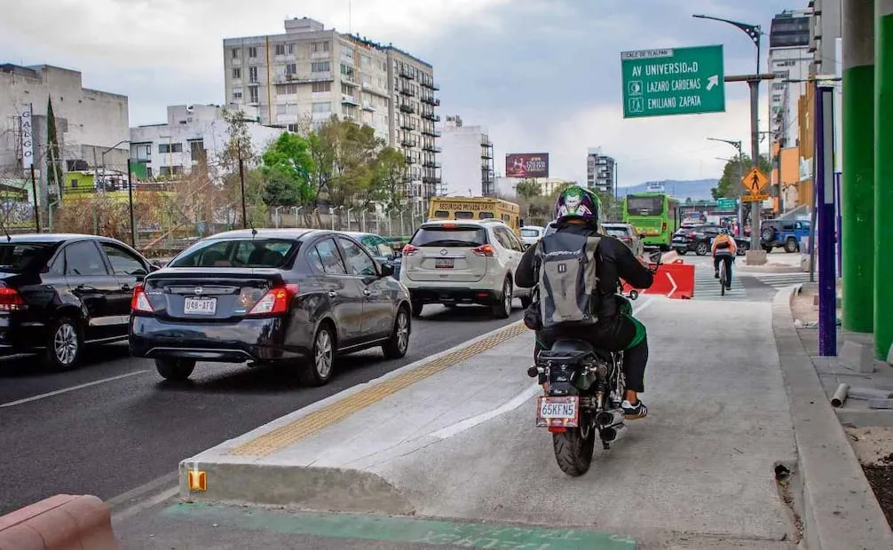 La ciclovía La Gran Tenochtitlan, que se construye sobre Calzada de Tlalpan, desde Plaza Tlaxcoaque a Renato Leduc, lleva 95% de avance y busca ser una conexión directa con el Estadio Banorte. Fotos: Carlos Mejía y Santiago Reyes / EL UNIVERSAL