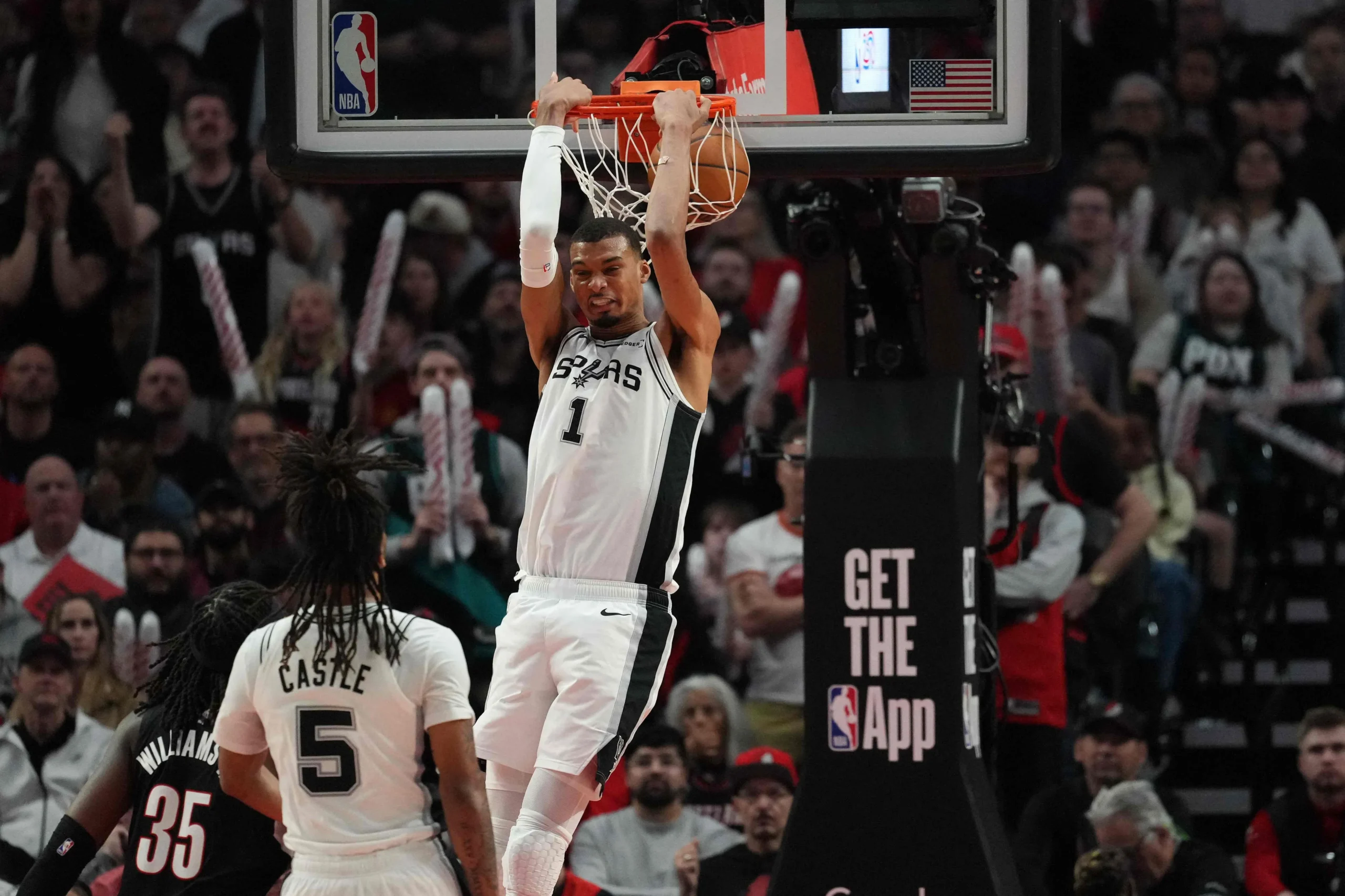 NBA: Wembanyama vuelve tras conmoción cerebral y los Spurs vencen a Blazers para poner la serie 3-1