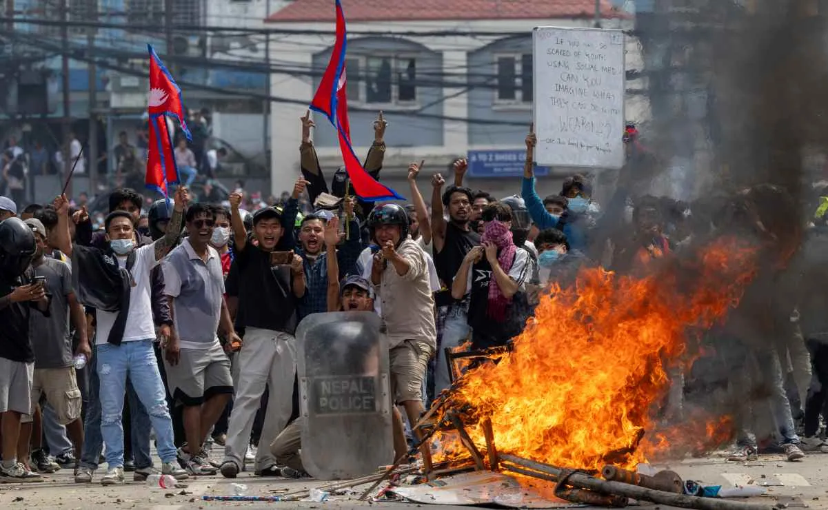 Renuncia DJ que se convirtió en ministro del Interior de Nepal en medio de las protestas de la "Generación Z"; lo acusan de corrupción
