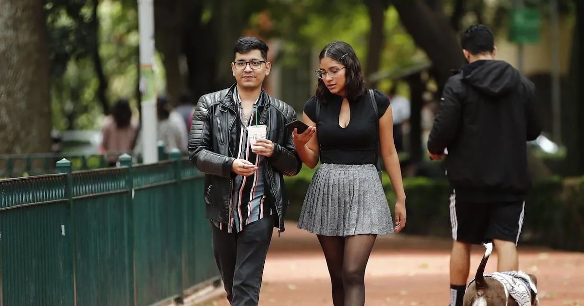 Sin prisa para la vida adulta: Jóvenes en México se independizan menos y retrasan formar familia