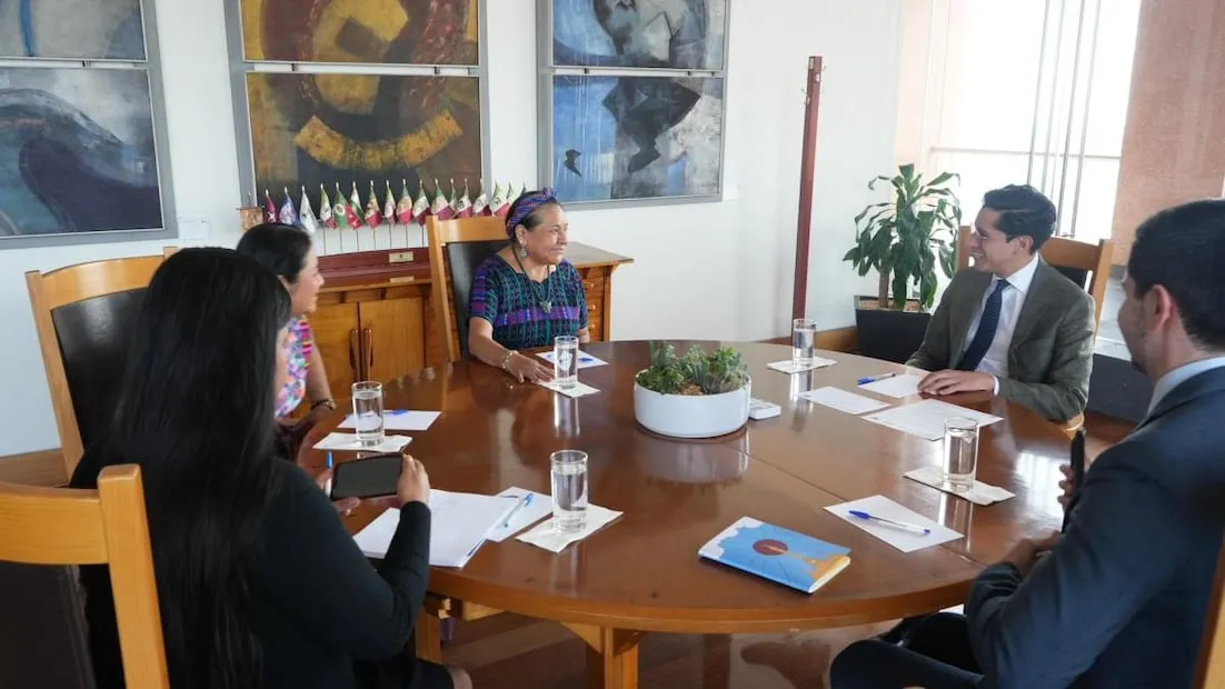 El secretario de relaciones exteriores, Roberto Velasco, y la activista guatemalteca-mexicana Rigoberta Menchú. Foto: X @SRE_mx
