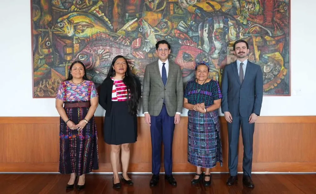 El secretario de relaciones exteriores, Roberto Velasco, y la activista guatemalteca-mexicana Rigoberta Menchú. Foto: X @SRE_mx