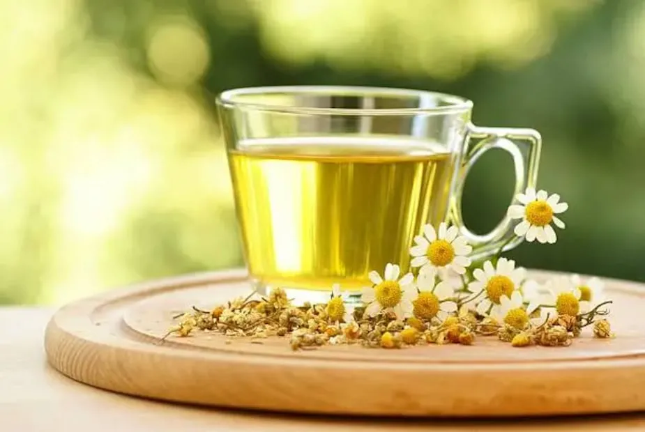 El té de manzanilla calma la piel, previene las arrugas, desinflama los ojos, despigmenta ojeras, controla los granos y aclara el cabello. Foto: Unsplash