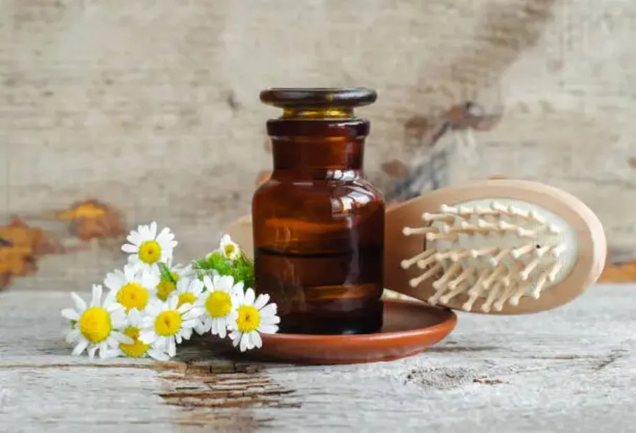 La manzanilla puede aclarar el cabello gracias a su componente apigenina. Foto: Unsplash