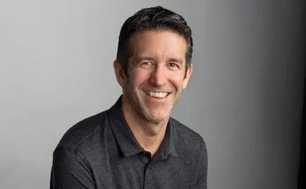 ¿Quién es John Ternus, el nuevo CEO de Apple? 