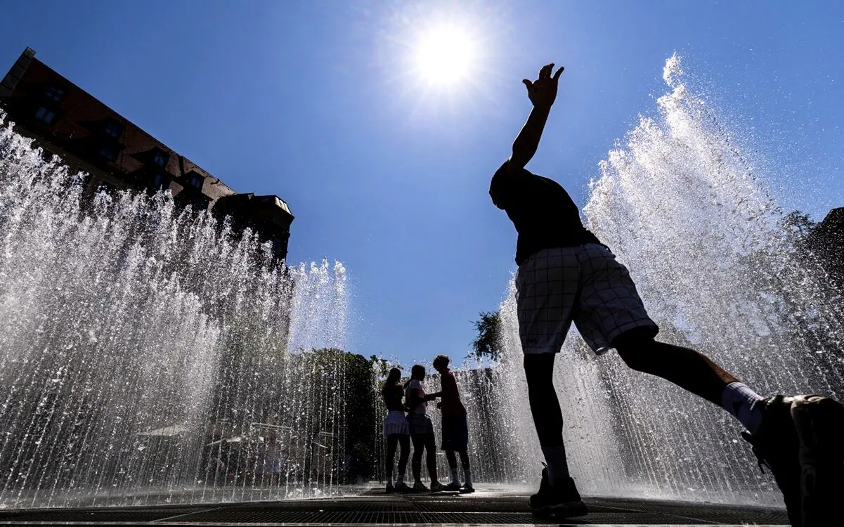 Altas temperaturas persisten en gran parte de Europa, con avisos por calor; hay al menos 13 muertos en Francia y Reino Unido