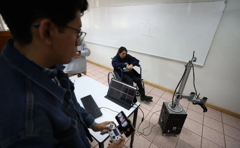 Los alumnos de UPIITA utilizaron la estructura del robot como repositorio de los componentes electrónicos que dan funcionamiento al sistema. Foto: Cortesía