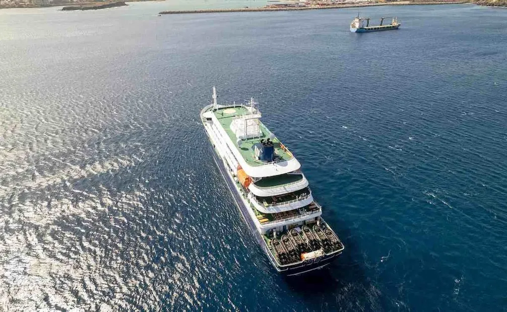 Esta fotografía aérea muestra una vista general del crucero MV Hondius anclado frente al puerto de Praia, la capital de Cabo Verde, el 3 de mayo de 2026. Foto: AFP