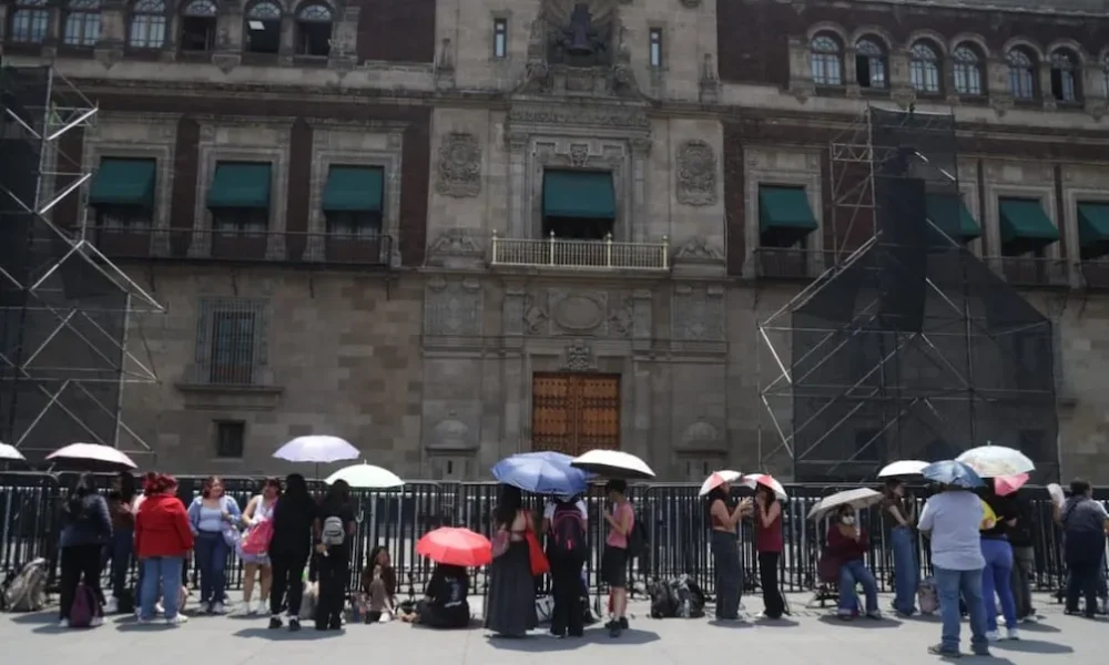 BTS desata euforia en el Zócalo; entre música y reclamos por más boletos, fans aguardan la llegada de la banda