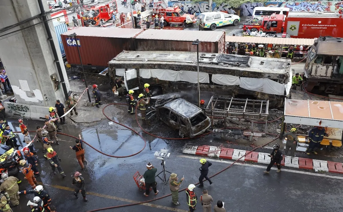 Choca tren contra autobús público en Tailandia; reportan al menos 8 muertos y 20 heridos