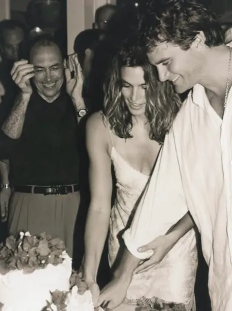 Se casaron el 29 de mayo de 1998 en una ceremonia íntima y relajada en las Bahamas. Crawford compartió esta fotografía en su aniversario 28 de bodas.