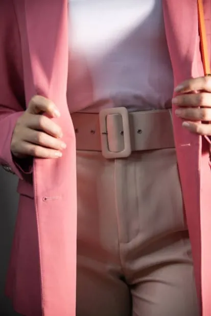 Look rosa y beige caramelo. Foto: Unsplash