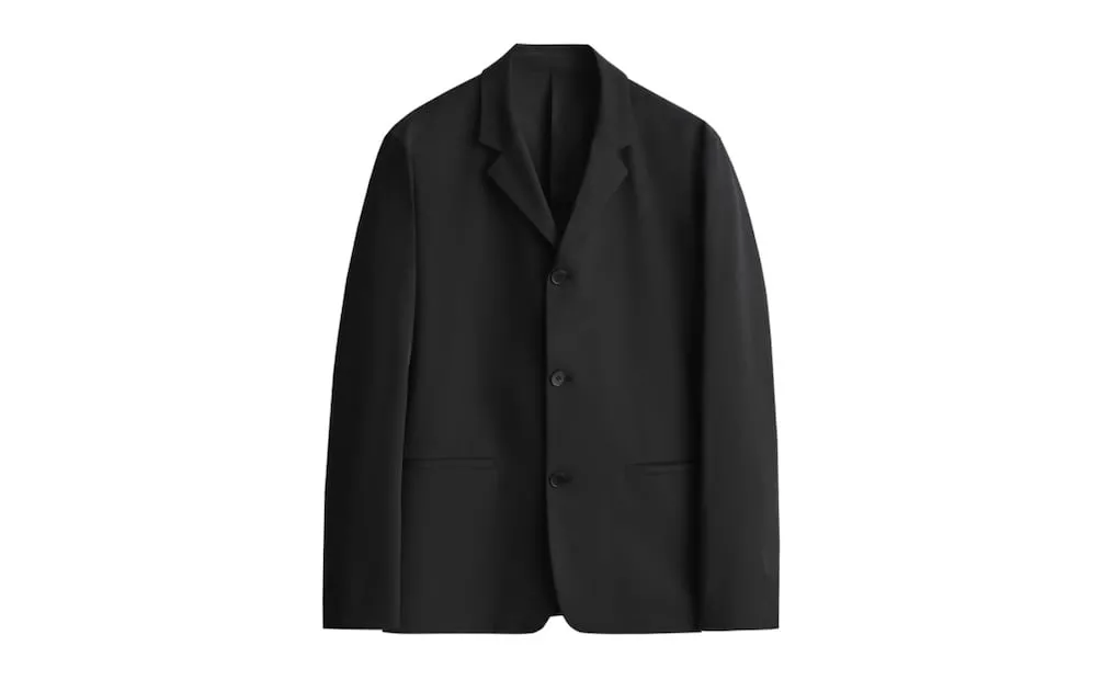 COS demuestra que un buen blazer negro nunca debe faltar. Foto: Cortesía COS