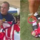Cuauhtémoc Blanco firma playera de Chivas y luego la patea