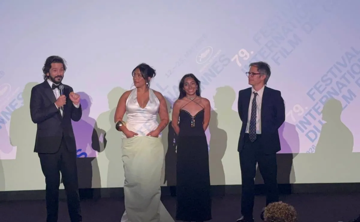 Diego Luna presenta “Ceniza en la boca” en Cannes; Alfonso Cuarón y Gael García Bernal lo arropan