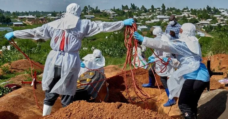 Los contagios de ébola se producen entre el personal de salud que atienden a los enfermos y entre quienes hacen y asisten a los ritos funerarios de quienes mueren por la enfermedad.