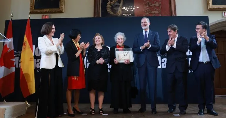 Margaret Atwood recibió el III Premio Joan Margarit de manos de Felipe VI