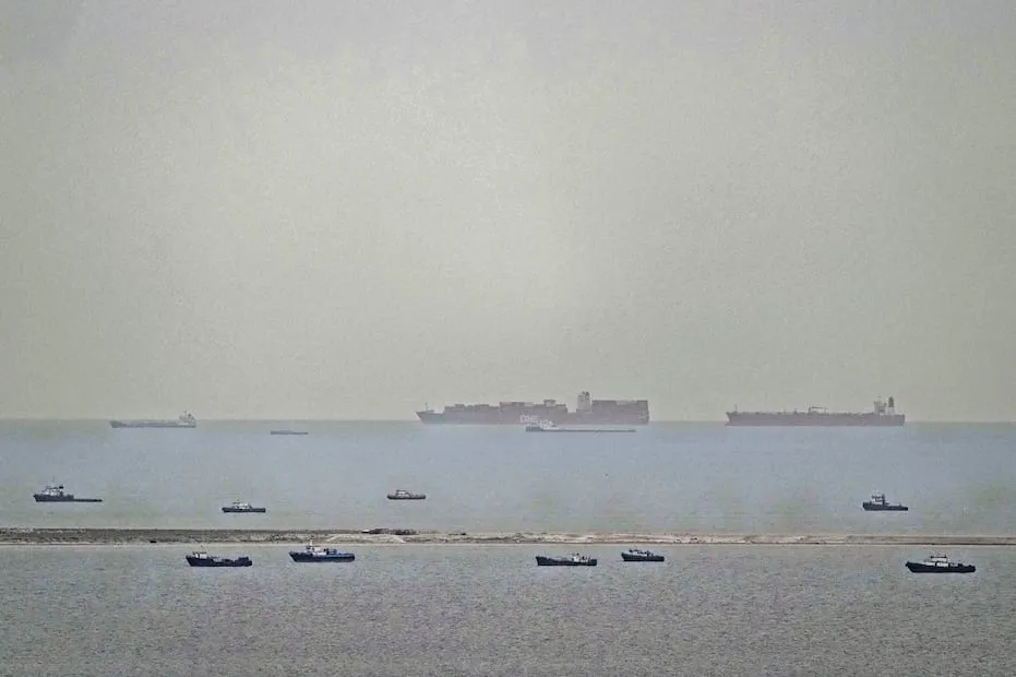 Barcos pesqueros y buques de carga, por el golfo Pérsico hacia el estrecho de Ormuz, frente a costas de los Emiratos Árabes Unidos. Foto: AP