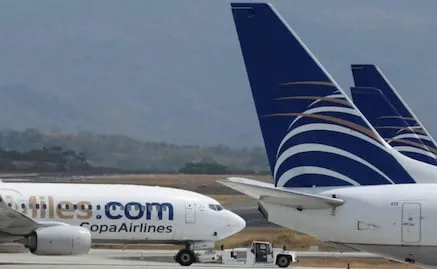 Detienen a pareja por intentar tener relaciones en pleno vuelo; aerolínea podría sancionarlos o vetarlos