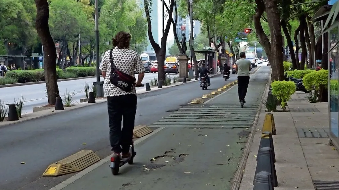 Exigirán licencia para motopatines y bicis