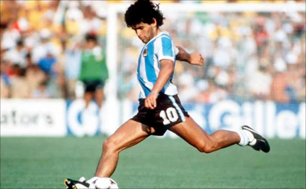 Maradona golpea el balón en un partido con la selección de Argentina - Foto: conmebol.com