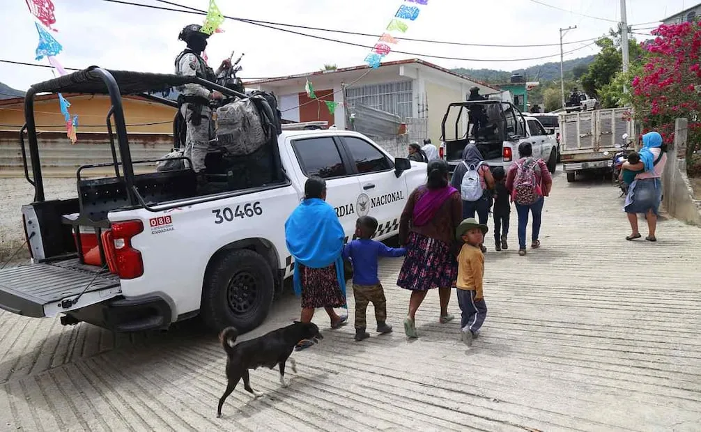Habitantes caminan por las calles de Chilapa, Guerrero, ante la presencia de elementos del Ejército y de la Guardia Nacional, en medio de la inseguridad y violencia derivada de la disputa de Los Ardillos y Los Tlacos. Foto: José Luis de la Cruz / EFE
