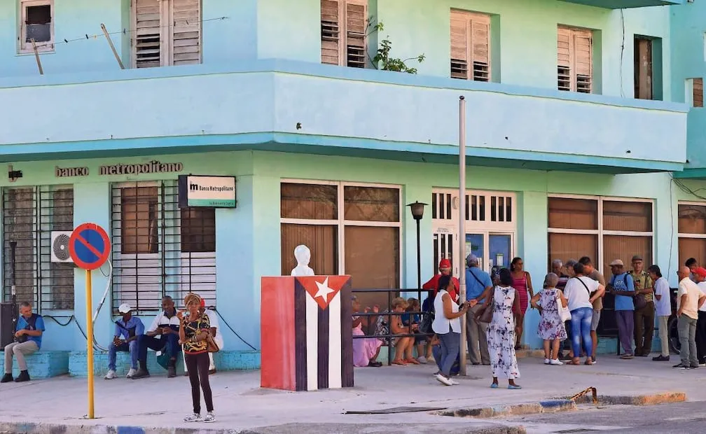 Cubanos esperan para poder entrar a un banco en La Habana. La isla vive momentos críticos debido a la falta de combustible. Foto: Ernesto Mastrascusa /EFE