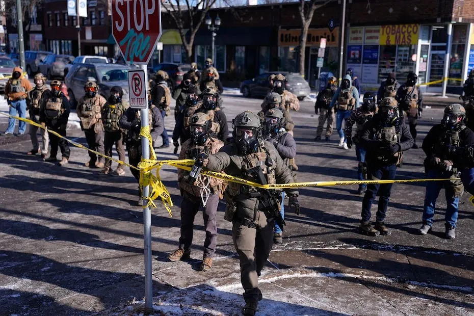 Agentes federales de inmigración lanzan gas pimienta contra manifestantes tras un tiroteo  en Minneapolis. Foto: AP