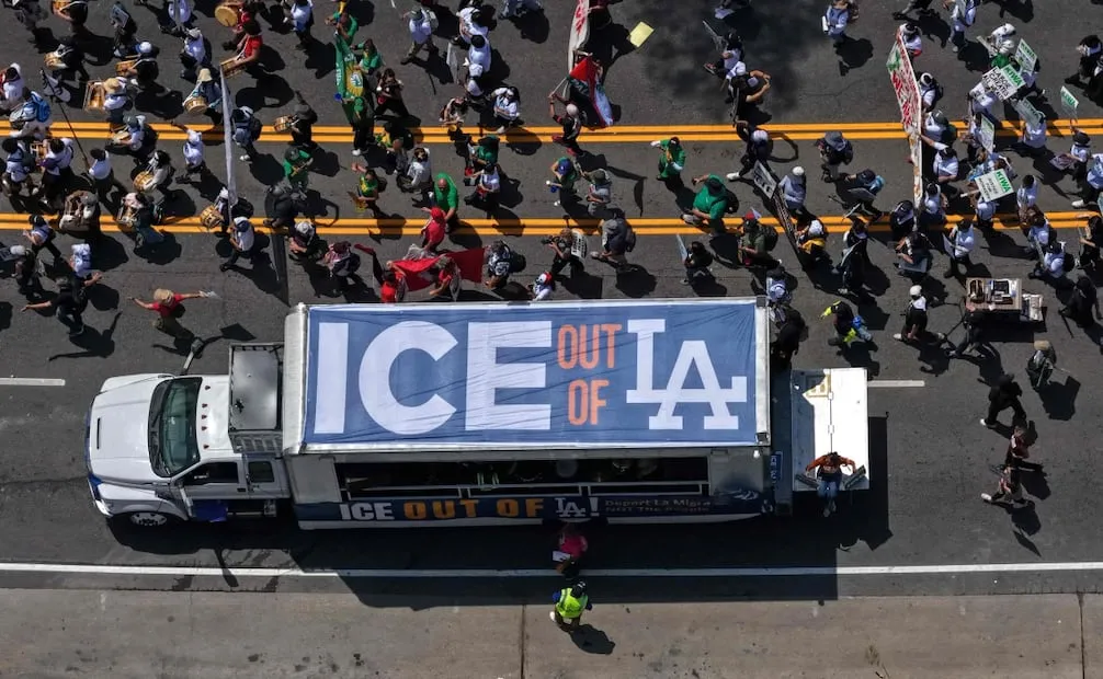 Activistas marchan en Los Ángeles durante una protesta del Primero de Mayo contra redadas migratorias. Foto: AFP.