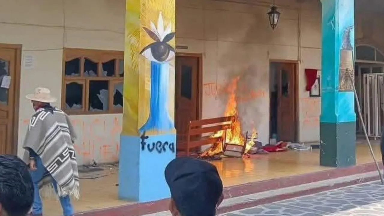 Indígenas vandalizan la alcaldía de Chilchota e incendian vehículos tras ataque armado en Acachuén