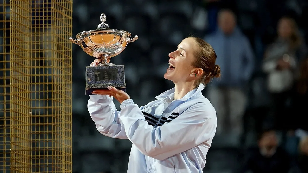 La tenista ucraniana Elina Svitolina gana el Abierto de Italia y brinda emotivo discurso tras ataques mortíferos de Rusia a Kiev