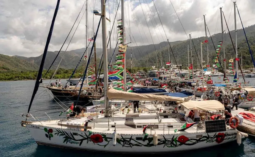 Embarcaciones pertenecientes a la Flotilla Global Sumud, que transportaban activistas y ayuda humanitaria, se preparan para partir hacia Gaza desde el puerto de Marmaris, Turquía, el jueves 14 de mayo de 2026, en un intento por romper el bloqueo naval israelí. Foto: AP