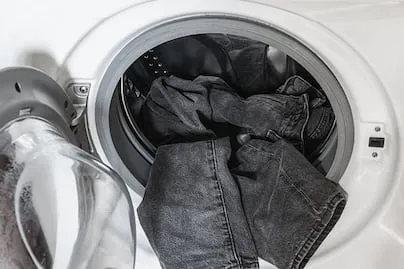 Cómo lavar jeans negros para que no pierdan su color