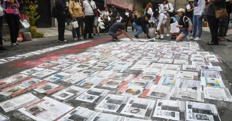 Madres buscadoras tapizan inmediaciones del Estadio Azteca con fotos de sus desaparecidos a un mes del Mundial