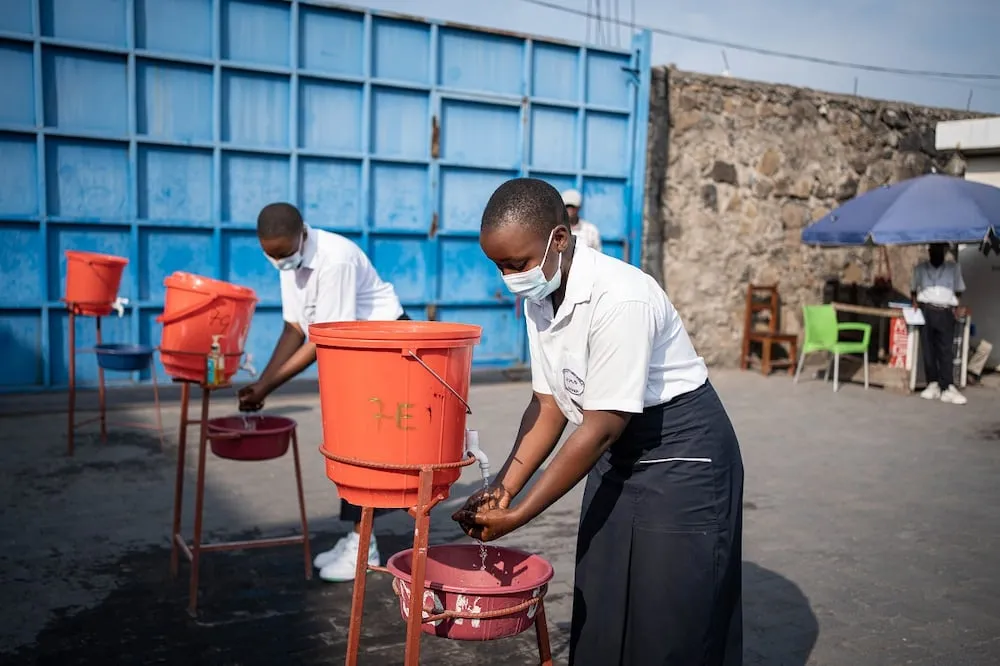 Estudiantes se lavan las manos como medida preventiva contra el ébola en el Instituto Mwanga de Goma, Kivu del Norte, República Democrática del Congo. Foto: EFE