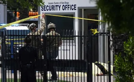 Policía buscaba desde antes a adolescentes sospechosos del tiroteo en mezquita de San Diego; ambos se suicidaron tras ataque
