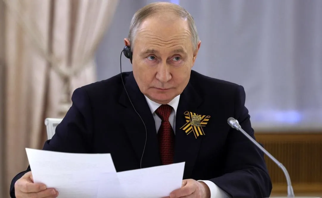 El presidente ruso Vladimir Putin observa al presidente de la República Srpska, entidad controlada por los serbios en Bosnia, Sinisa Karan, durante sus conversaciones en el Gran Palacio del Kremlin en Moscú, el sábado 9 de mayo de 2026, durante las celebraciones del 81.º aniversario de la victoria de la Unión Soviética sobre la Alemania nazi en la Segunda Guerra Mundial. Foto: AP