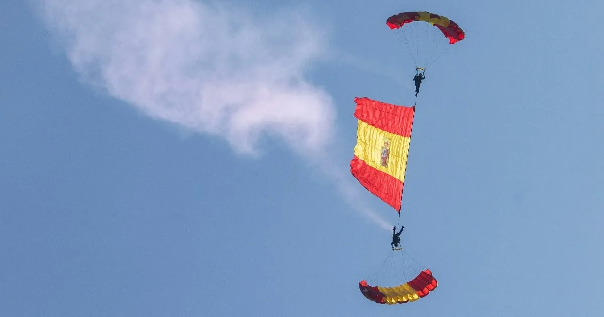 Se les chispoteó: Bandera de España cae durante festejo del Día de las Fuerzas Armadas