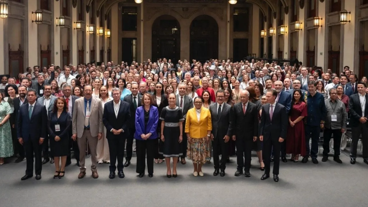 Sheinbaum a legisladores de la 4T: "Sólo hay dos caminos, la oligarquía y el entreguismo o el pueblo y la República"