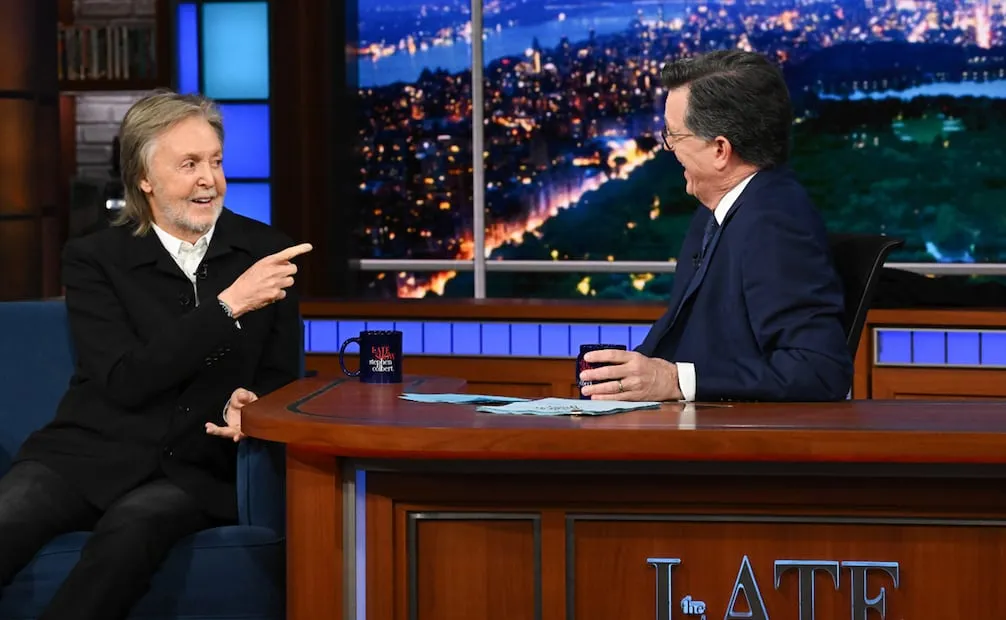 Esta imagen, difundida por CBS, muestra a Paul McCartney (izquierda) junto al presentador Stephen Colbert durante el último episodio de "The Late Show with Stephen Colbert" en Nueva York, el jueves 21 de mayo de 2026.
Foto: Scott Kowalchyk/CBS vía AP.